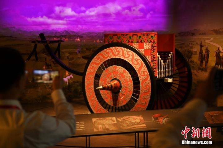 8月16日，甘肅省天水市張家川回族自治縣馬家塬車輿博物館內(nèi)，游客拍攝等比例的戰(zhàn)國西戎車輿復(fù)制品。