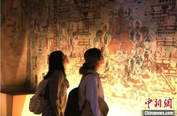 2023年8月27日，游客在甘肅省敦煌市博物館參觀文物展。張曉亮 攝(資料圖)