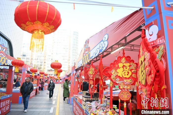 1月30日，蘭州街頭琳瑯滿目的年貨吸引顧客選購。九美旦增 攝</p><p>
