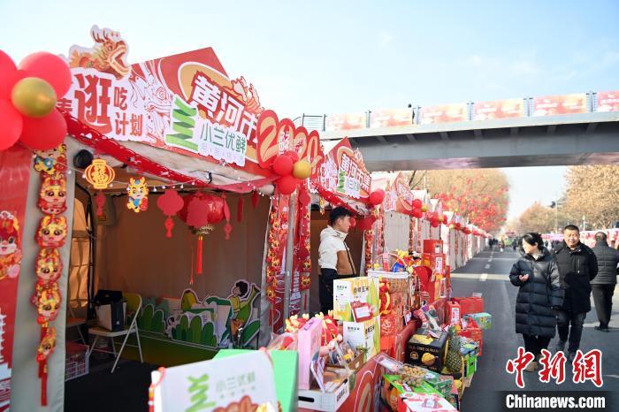 1月30日，蘭州黃河畔的年貨集市吸引顧客選購年貨。九美旦增 攝</p><p>