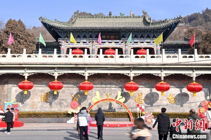 1月30日，裝扮一新的蘭州白塔山公園節(jié)日氛圍濃厚。九美旦增 攝</p><p>