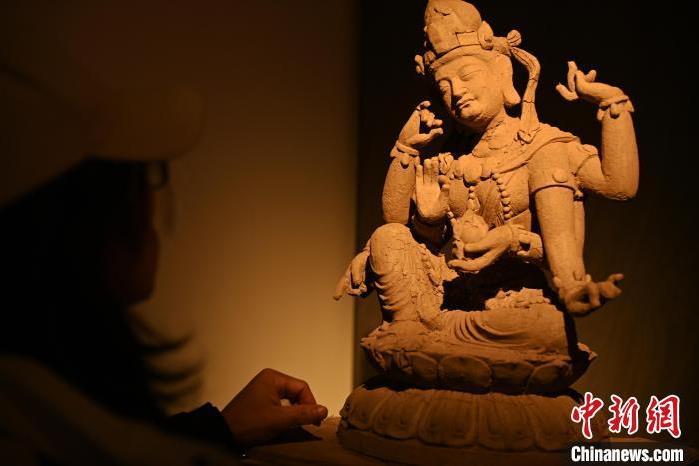 圖為季茂杰觀察自己創(chuàng)作的敦煌木雕。李亞龍 攝