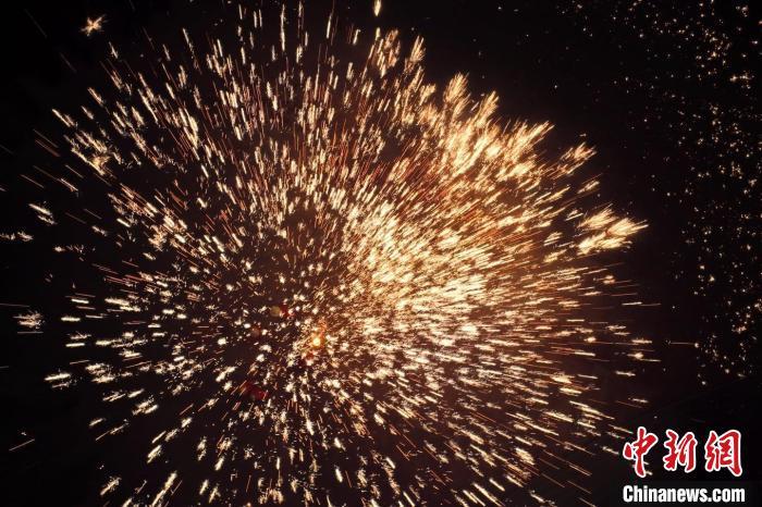 據(jù)悉，“花”與“發(fā)”諧音，取“打花打花，越打越發(fā)”之意?！按蜩F花”不僅蘊(yùn)含著人們祈福納祥的美好愿望，也展現(xiàn)了民間生鐵冶煉傳統(tǒng)技藝的工匠精神。侯奇志 攝