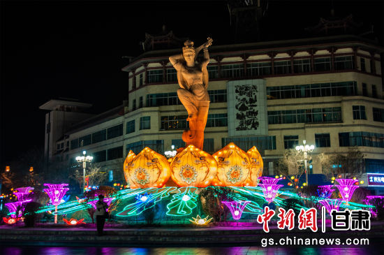2024年春節(jié)期間，敦煌市中心盤旋路上的反彈琵琶燈組。王斌銀 攝