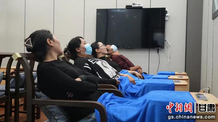 圖為當(dāng)?shù)鼐用耋w驗藏醫(yī)院診療。卓瑪草 攝