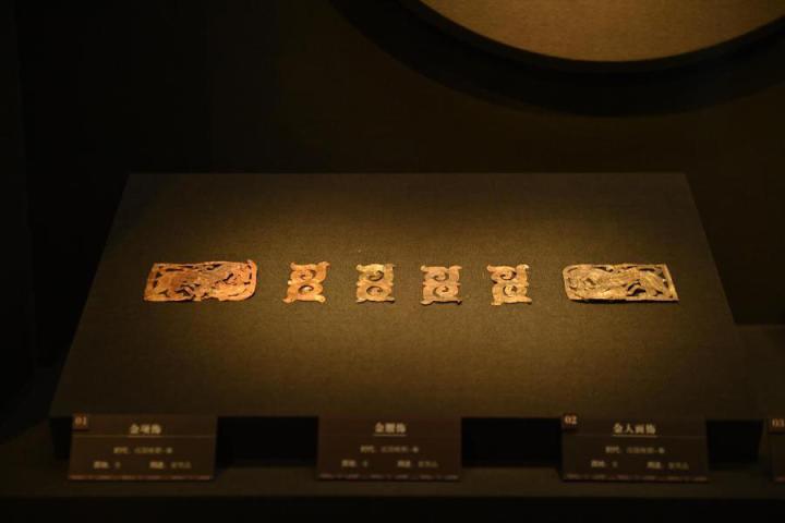 張家川縣馬家塬車輿博物館展陳的馬家塬遺址出土的金項(xiàng)飾、金腰飾、金人畫飾等。李亞龍 攝　　