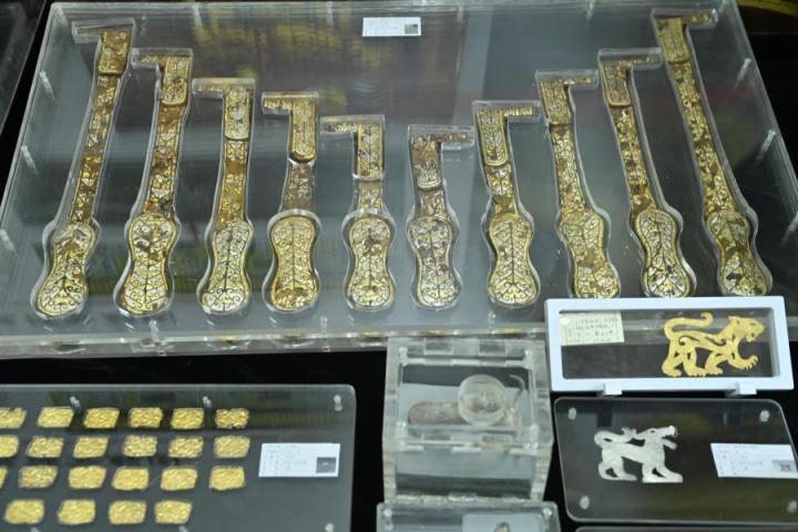 張家川馬家塬出土的金帶飾、大角羊、人形鉛俑及狼形銀車輿飾等文物。