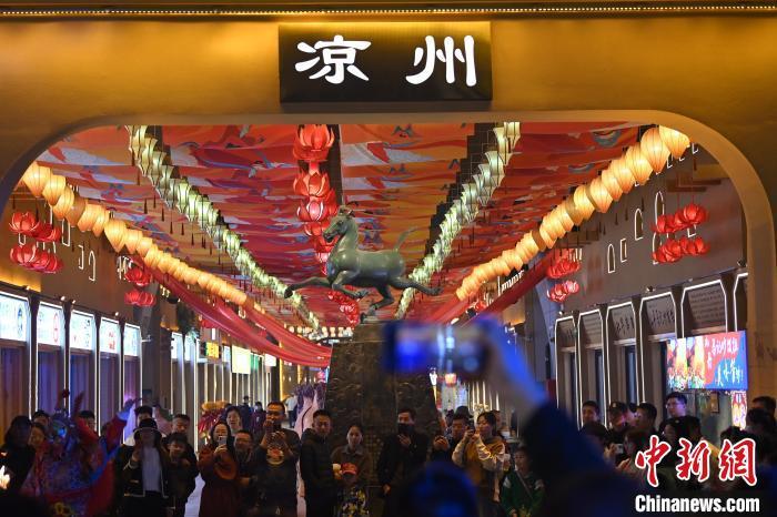 圖為游人拍攝煥然一新亮相的街區(qū)。李亞龍 攝</p>
<p>