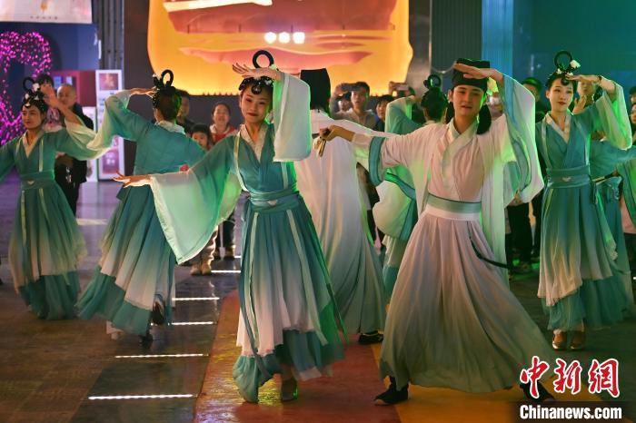 圖為工作人員進(jìn)行舞蹈表演。李亞龍 攝</p>
<p>