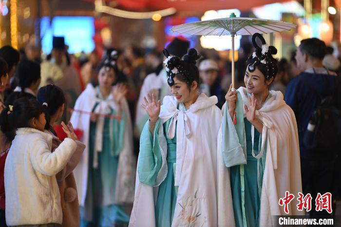 圖為街區(qū)人員著傳統(tǒng)服飾與游人互動(dòng)。李亞龍 攝</p>
<p>