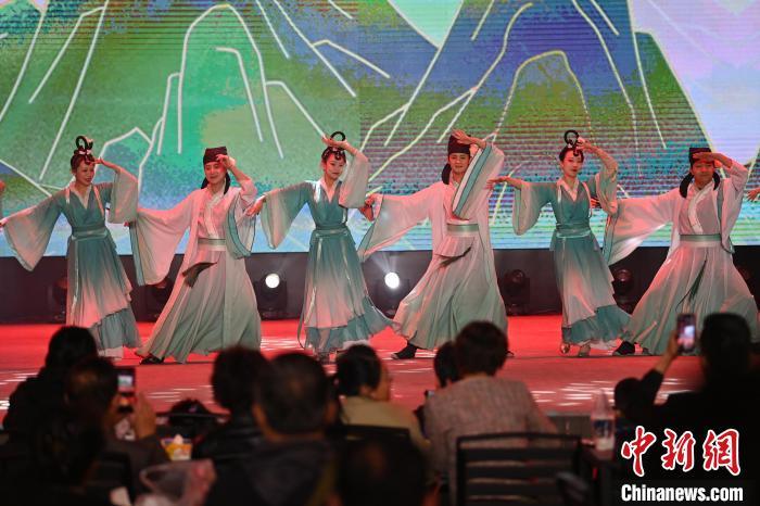 圖為工作人員進(jìn)行舞蹈表演。李亞龍 攝