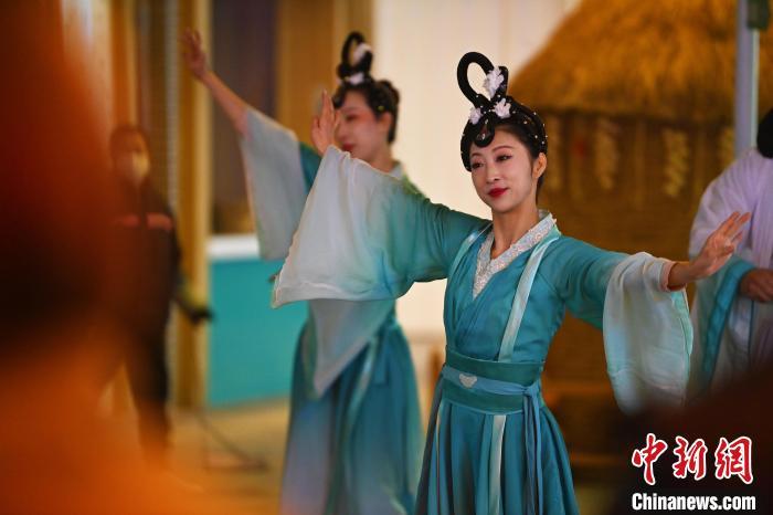 圖為工作人員進(jìn)行舞蹈表演。李亞龍 攝</p><p>