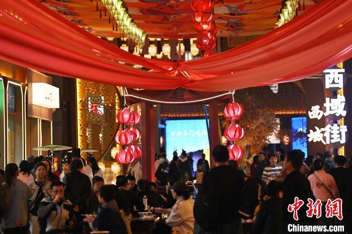 圖為街區(qū)現(xiàn)場(chǎng)游客絡(luò)繹不絕。李亞龍 攝</p><p>