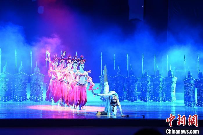 2023年2月18日，蘭州歌舞劇院創(chuàng)排的大型舞劇《大夢(mèng)敦煌》?！　【琶赖┰?攝