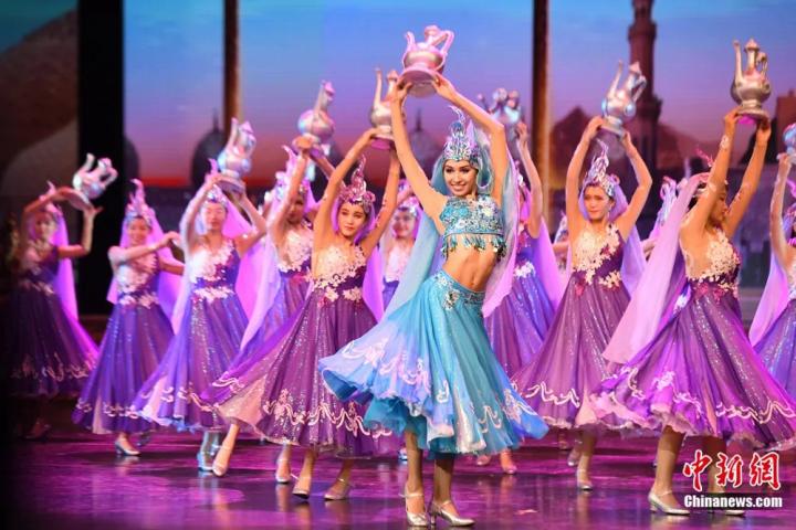 《絲路花雨》外國(guó)演員在波斯酒舞中領(lǐng)舞。楊艷敏 攝