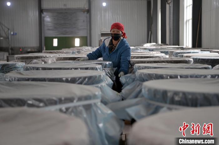 5月10日，工作人員檢查裝有酒糟的壇子。九美旦增　攝