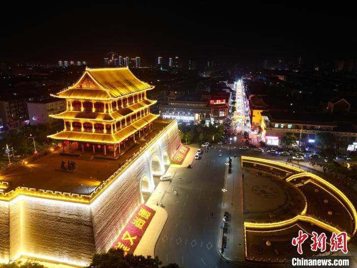圖為武威市標志性建筑涼州古城門燈光亮起。(無人機照片) 　戴文昌 攝</p><p>