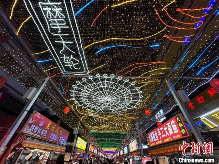 圖為明清街夜市燈光點亮具有武威文化元素的“摩天輪”彩燈?！〈魑牟?攝</p><p>