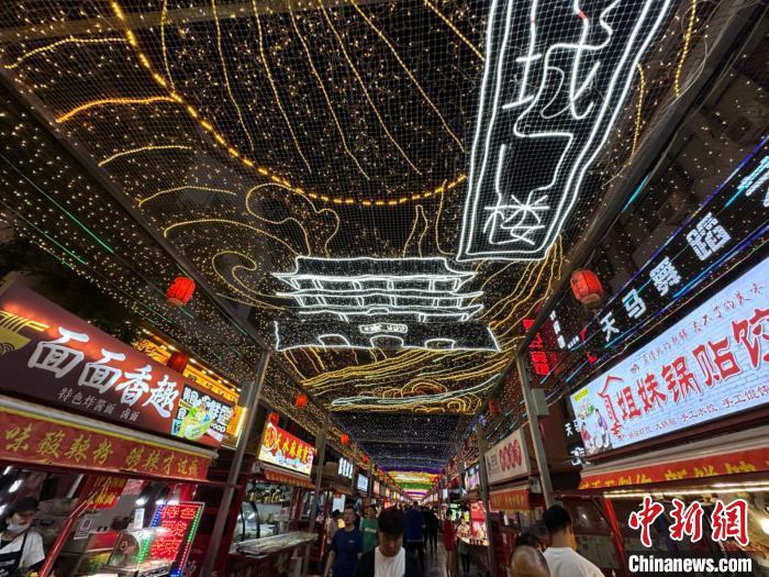 圖為明清街夜市燈光點亮具有武威文化元素的“涼州古城門”彩燈。　戴文昌 攝</p><p>