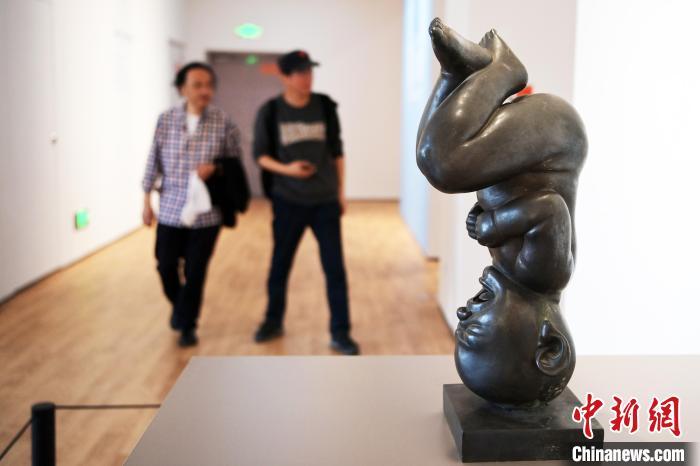 5月21日，觀眾參觀“絲路印跡”雕塑藝術作品展展出的雕塑作品。九美旦增 攝</p>
<p>