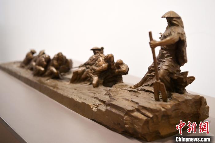 5月21日，在“絲路印跡”雕塑藝術作品展展出的作品《治水為民·禹德九州》。九美旦增 攝</p>
<p>