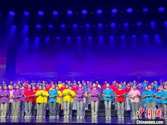 5月28日晚，“詩意甘肅·絲路長風(fēng)三千里”——月出涼州·武威詩會(huì)在甘肅省武威市漢唐天馬城舉行。楊娜 攝