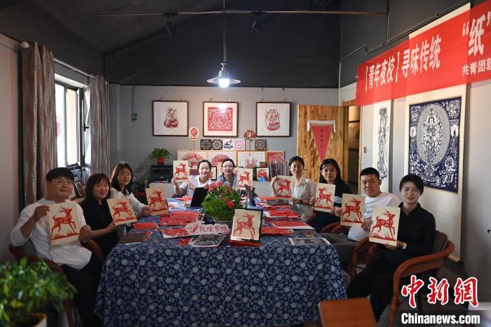 6月6日，在甘肅敦煌青年夜校課程中，青年學(xué)員展示學(xué)習(xí)敦煌非遺剪紙的成果。