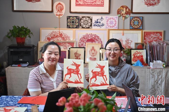 6月6日，在甘肅敦煌青年夜校課程中，青年學(xué)員展示學(xué)習(xí)敦煌非遺剪紙的成果。李亞龍 攝　　