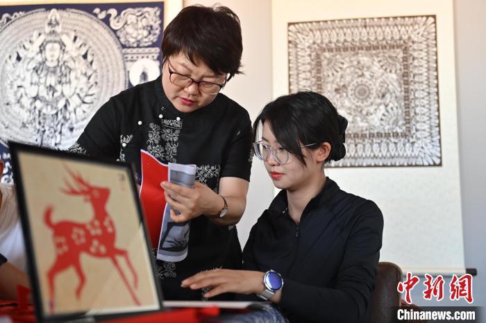 6月6日，在甘肅敦煌青年夜校課程中，青年學(xué)員學(xué)習(xí)敦煌非遺剪紙課程。李亞龍 攝