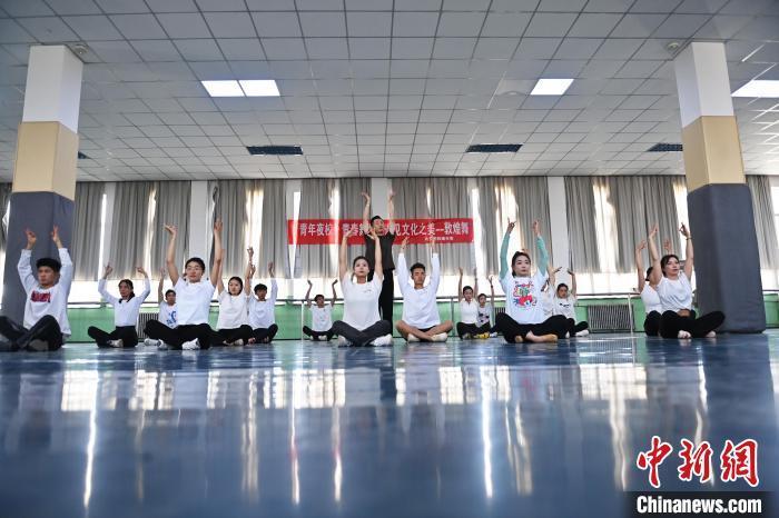 6月6日，在甘肅敦煌青年夜校課程中，青年學(xué)員學(xué)習(xí)敦煌舞課程。李亞龍 攝　　