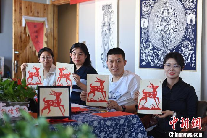 6月6日，在甘肅敦煌青年夜校課程中，青年學(xué)員展示學(xué)習(xí)敦煌非遺剪紙的成果。李亞龍 攝　　