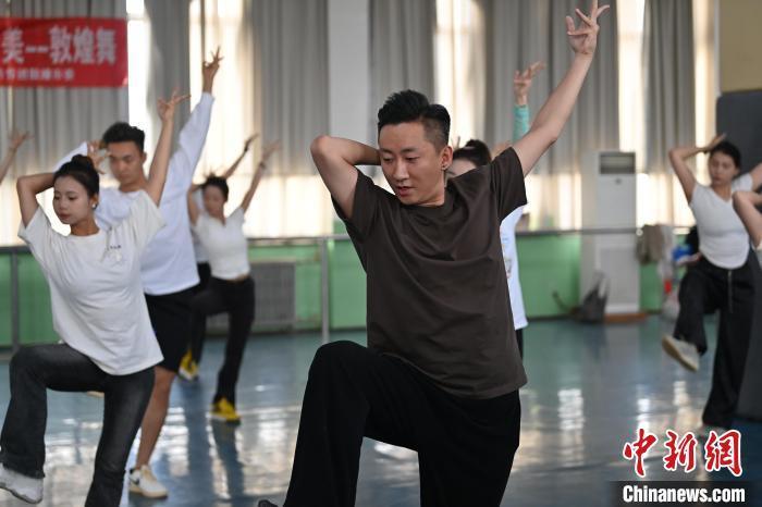 6月6日，在甘肅敦煌青年夜校課程中，青年學(xué)員學(xué)習(xí)敦煌舞課程。李亞龍 攝　　