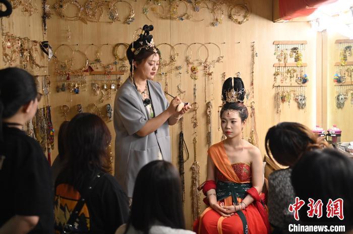 6月6日，在甘肅敦煌青年夜校課程中，青年學(xué)員學(xué)習(xí)敦煌美妝課程。李亞龍 攝