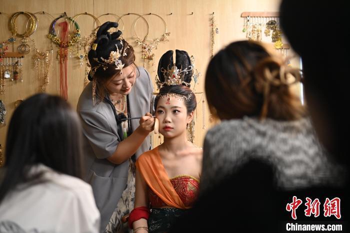 6月6日，在甘肅敦煌青年夜校課程中，青年學(xué)員學(xué)習(xí)敦煌美妝課程。李亞龍 攝　　