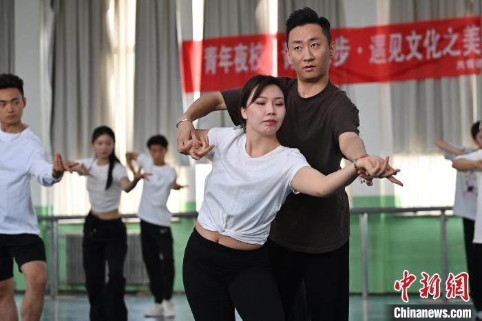 6月6日，在甘肅敦煌青年夜校課程中，學(xué)員學(xué)習(xí)敦煌舞課程。李亞龍 攝　　