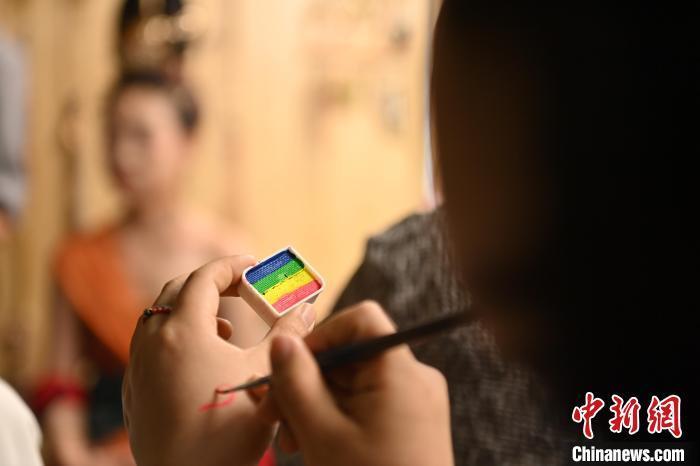 6月6日，在甘肅敦煌青年夜校課程中，青年學(xué)員學(xué)習(xí)敦煌美妝課程。李亞龍 攝　　