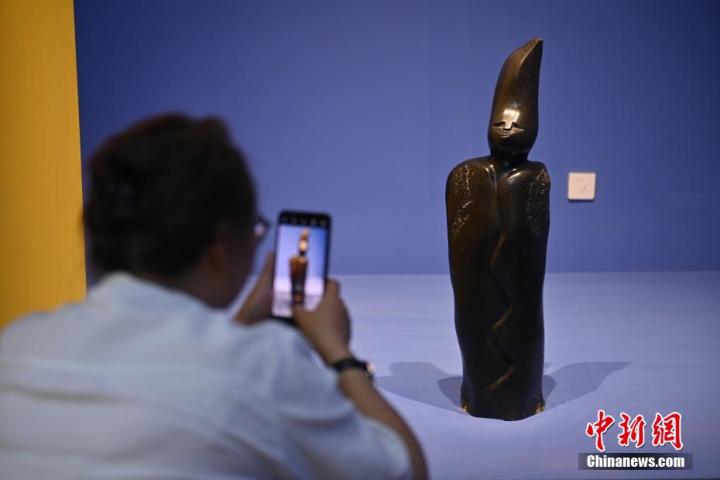 圖為游客拍攝蛇紋石作品《貴婦人》。中新社記者 李亞龍 攝