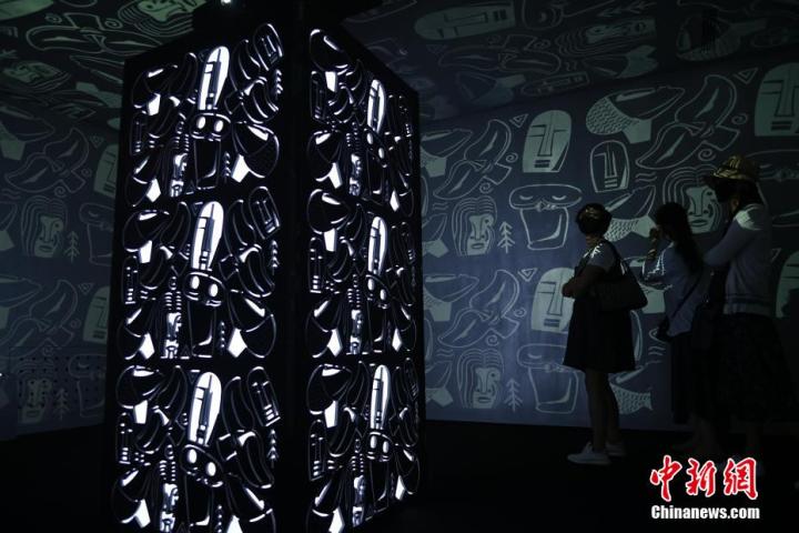 圖為游客參觀藝術(shù)展。中新社記者 李亞龍 攝