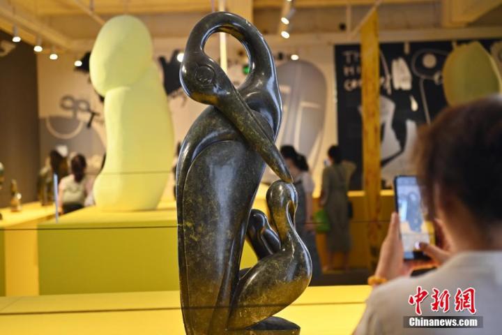 圖為游客拍攝蛇紋石作品《依戀》。中新社記者 李亞龍 攝