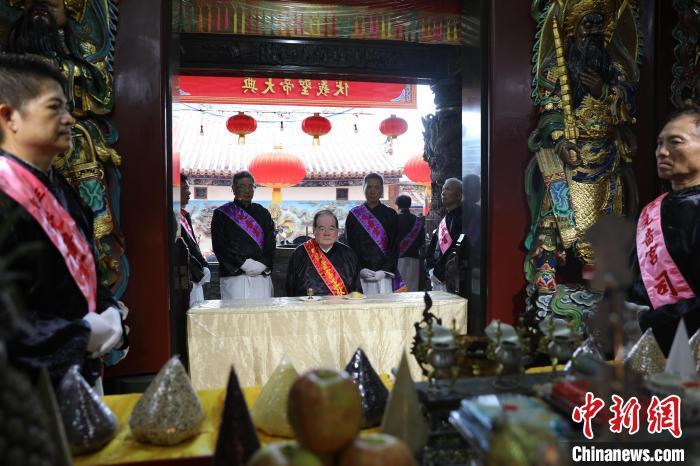 6月21日，“2024(甲辰年)兩岸共祭人文始祖伏羲典禮”在臺(tái)灣新北舉行。擔(dān)任主祭官的先嗇宮董事長(zhǎng)、中國(guó)國(guó)民黨前秘書(shū)長(zhǎng)李乾龍(中)出席典禮并擔(dān)任主祭官。中新社記者 張曉曦 攝