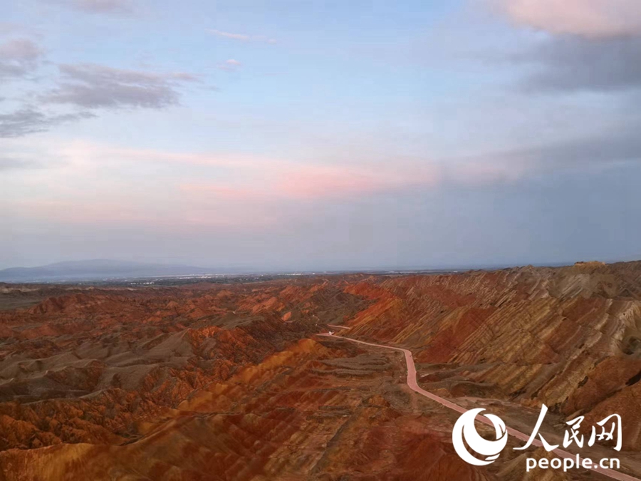 日落時(shí)分，余暉與丹霞交相輝映。人民網(wǎng)記者 唐嘉藝攝