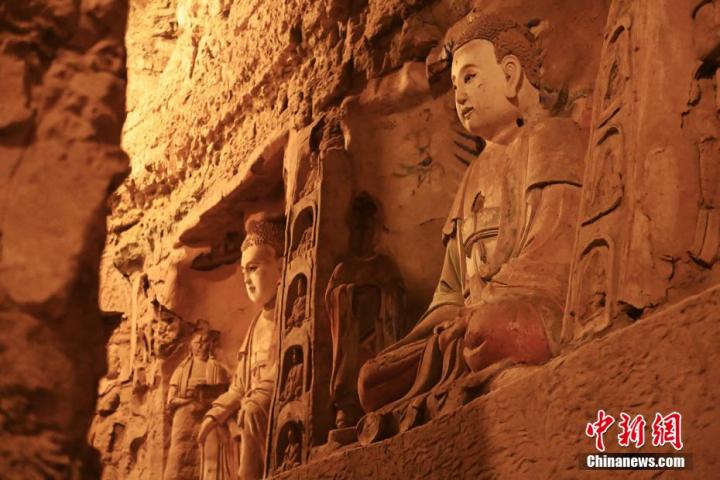 7月15日，甘肅省平?jīng)鍪袥艽h百里石窟長廊中的王母宮石窟造像。百里石窟長廊位于涇川縣境內(nèi)，由512個石窟、5眼窟中石井組成，現(xiàn)存王母宮石窟、鳳凰山石窟、南石窟寺、丈八寺石窟、羅漢洞石窟、太山寺石窟等規(guī)模較大的石窟群，還有數(shù)量眾多的小石窟群。王母宮石窟又名千佛洞，該窟設(shè)計宏大，造像生動，窟內(nèi)擁有造像數(shù)百尊，是較為珍貴的佛教文化歷史遺存。中新社記者 李亞龍 攝</p>
<p>