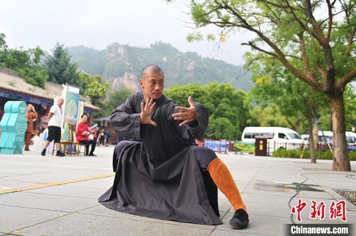 7月14日，甘肅省平?jīng)鍪嗅轻忌骄皡^(qū)內(nèi)，嵩山少林弟子展示武藝。7月13日至14日，“2024年北京體育大學(xué)第十五屆國際武術(shù)比賽交流大會(huì)暨首屆崆峒山國際武術(shù)大會(huì)”舉行，大會(huì)也在崆峒山景區(qū)進(jìn)行問道崆峒、武術(shù)高級(jí)研修班、崆峒拜師等系列活動(dòng)。中新社記者 李亞龍 攝</p>
<p>