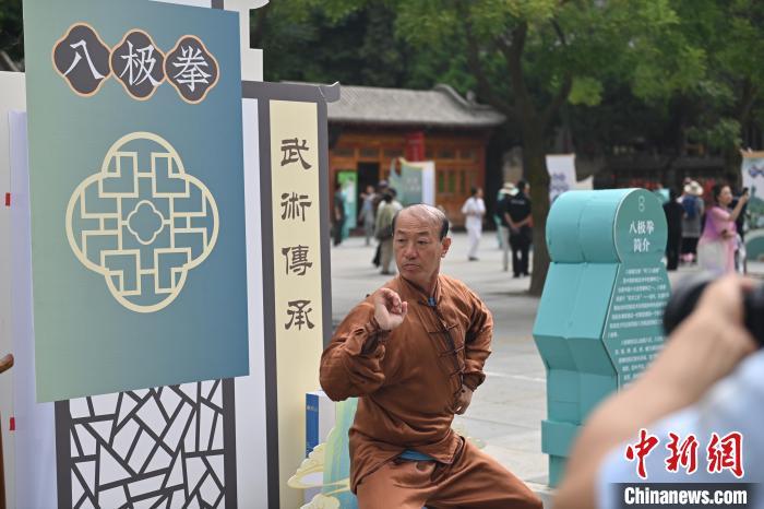 7月14日，甘肅省平?jīng)鍪嗅轻忌骄皡^(qū)內(nèi)，八極拳傳承人展示八極拳。7月13日至14日，“2024年北京體育大學(xué)第十五屆國際武術(shù)比賽交流大會(huì)暨首屆崆峒山國際武術(shù)大會(huì)”舉行，大會(huì)也在崆峒山景區(qū)進(jìn)行問道崆峒、武術(shù)高級(jí)研修班、崆峒拜師等系列活動(dòng)。中新社記者 李亞龍 攝</p>
<p>