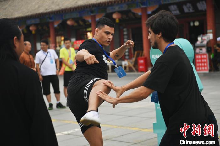 7月14日，甘肅省平?jīng)鍪嗅轻忌骄皡^(qū)內(nèi)，外籍武術(shù)愛好者切磋武藝。7月13日至14日，“2024年北京體育大學(xué)第十五屆國際武術(shù)比賽交流大會(huì)暨首屆崆峒山國際武術(shù)大會(huì)”舉行，大會(huì)也在崆峒山景區(qū)進(jìn)行問道崆峒、武術(shù)高級(jí)研修班、崆峒拜師等系列活動(dòng)。中新社記者 李亞龍 攝