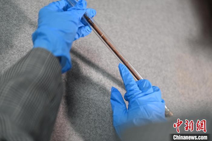 2024年5月7日，拍攝的甘肅省博物館館藏國(guó)寶級(jí)文物“白馬作”毛筆。李亞龍　攝