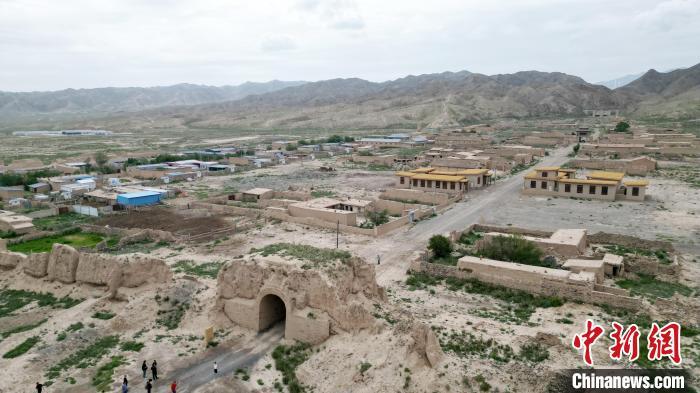 7月13日，位于山丹漢明長(zhǎng)城遺址里的硤口古城。(無(wú)人機(jī)圖片) 　九美旦增 攝