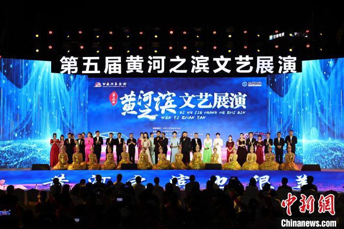 7月19日晚，第五屆黃河之濱文藝展演在蘭州體育文化廣場開幕。張曦予 攝