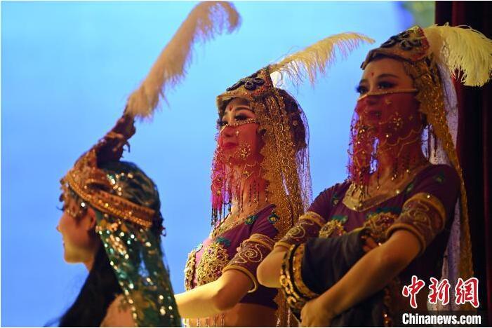 7月18日晚，中國經(jīng)典舞劇《絲路花雨》在甘肅蘭州黃河劇院進(jìn)行演出。中國經(jīng)典舞劇《絲路花雨》迎來45周年，7月17日-8月4日在蘭州開啟為期多天的駐場演出。該舞劇取材于敦煌莫高窟壁畫，集中國霓裳羽衣舞、敦煌舞、印度舞、黑巾舞、波斯馬鈴舞等于一身，自1979年演出至今，該劇先后在40多個國家和地區(qū)演出近4000場，觀眾550多萬人次。中新社記者 李亞龍 攝</p>
<p>