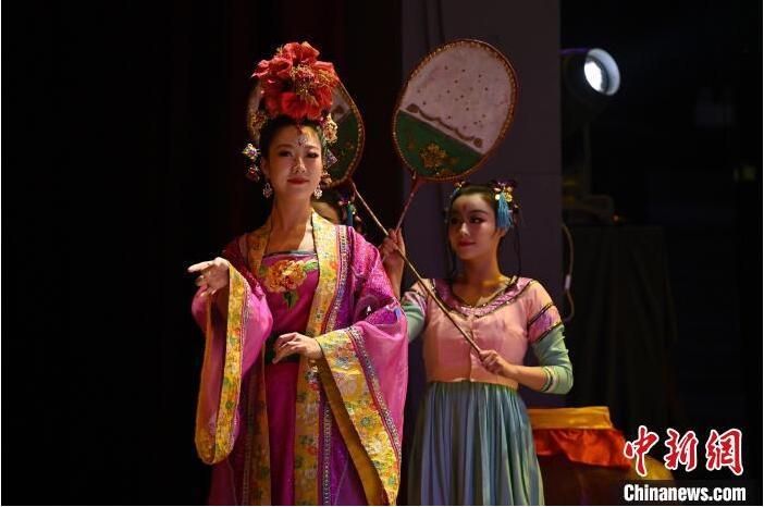 7月18日晚，中國經(jīng)典舞劇《絲路花雨》在甘肅蘭州黃河劇院進(jìn)行演出。中國經(jīng)典舞劇《絲路花雨》迎來45周年，7月17日-8月4日在蘭州開啟為期多天的駐場演出。該舞劇取材于敦煌莫高窟壁畫，集中國霓裳羽衣舞、敦煌舞、印度舞、黑巾舞、波斯馬鈴舞等于一身，自1979年演出至今，該劇先后在40多個國家和地區(qū)演出近4000場，觀眾550多萬人次。中新社記者 李亞龍 攝</p>
<p>